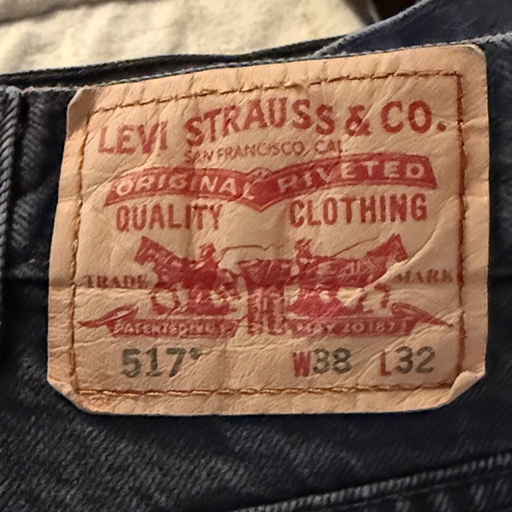 Levi’s 517 Boot Cut jeans Black in color. Very clean no cut tears or stains.